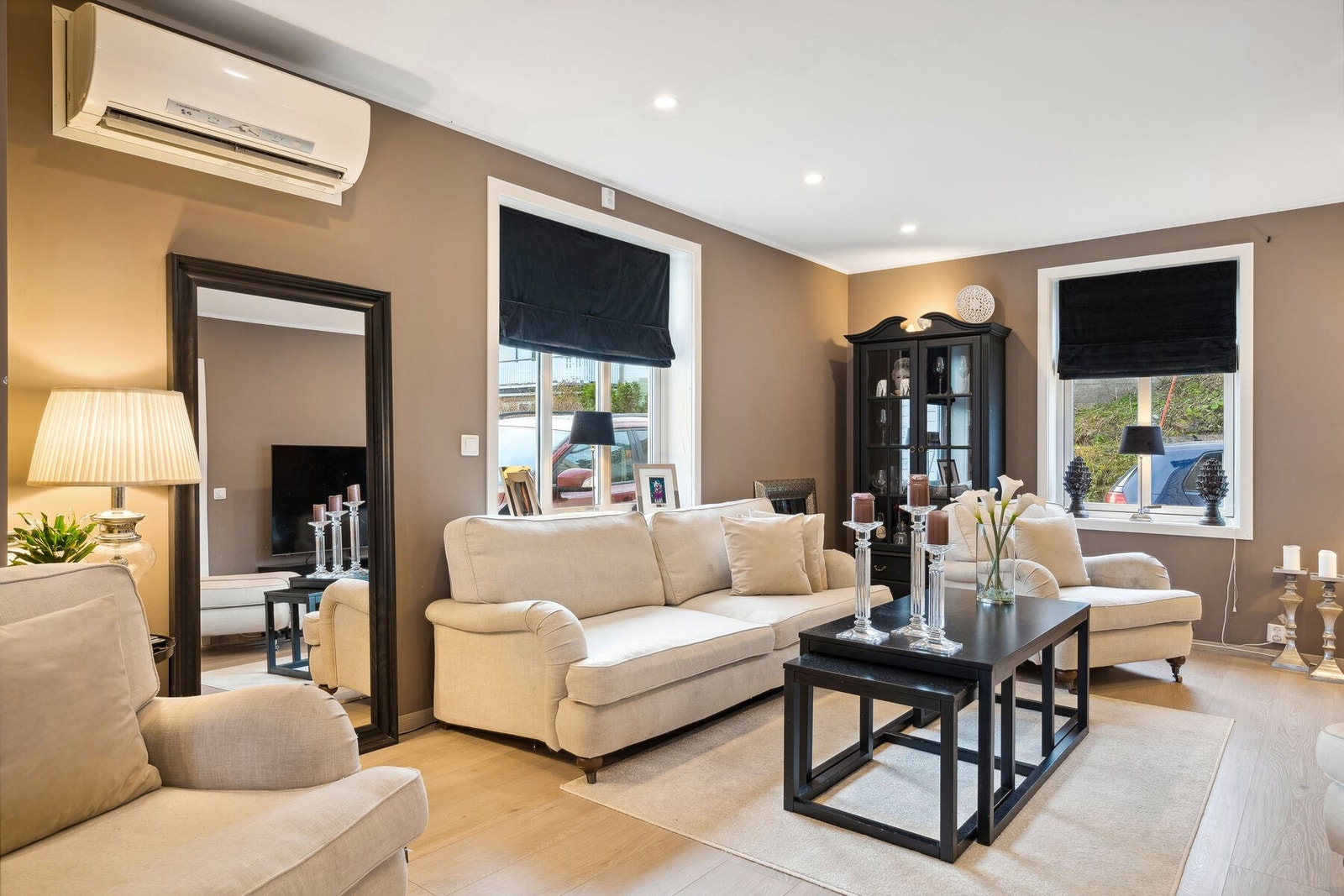 Leiligheten fremstår som tiltalende og pent pusset opp. Stue med vedovn og varmepumpe. Utgang fra stue til stor terrasse. Velkommen på visning! Galleribilde