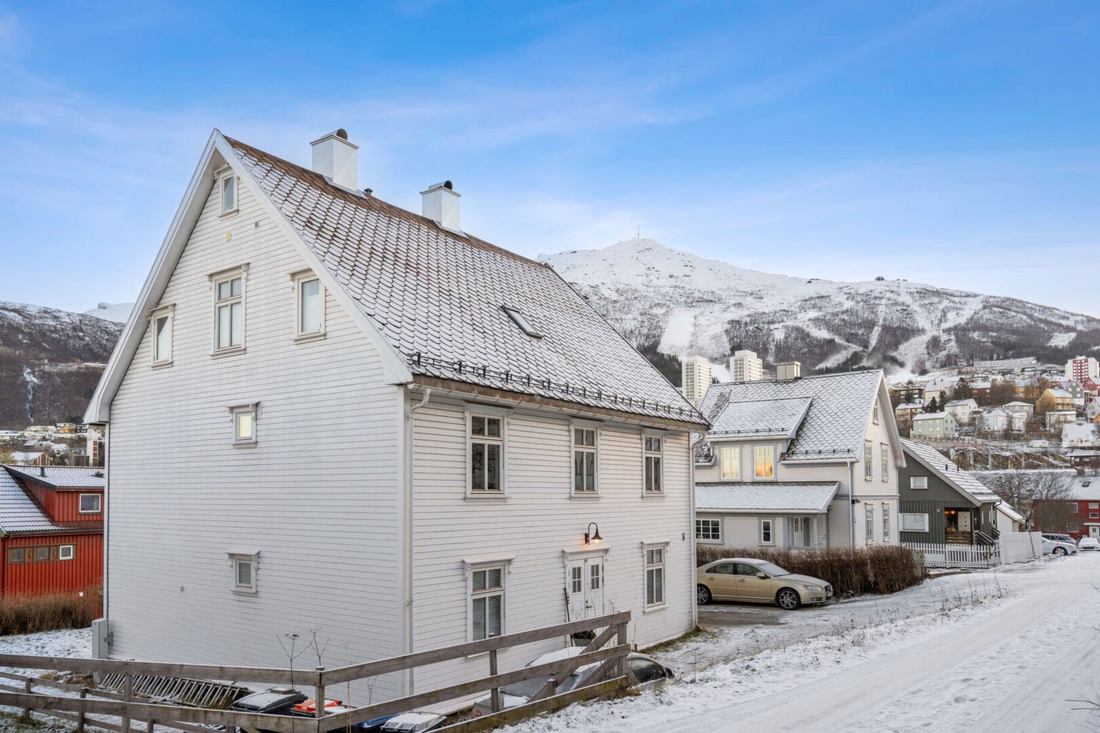 Ursins vei 8 ligger i en rolig og barnevennlig gate uten gjennomgangstrafikk Galleribilde