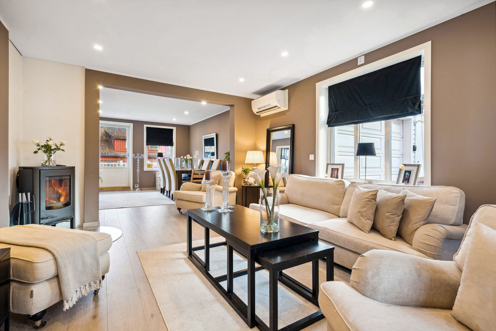 Romslig stue/ spisestue med utgang til veranda Galleribilde