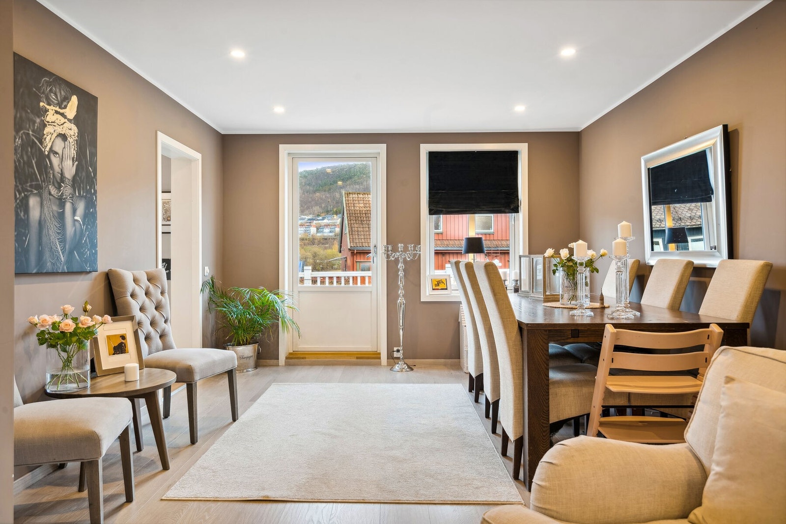 Spisestue med utgang til veranda Galleribilde