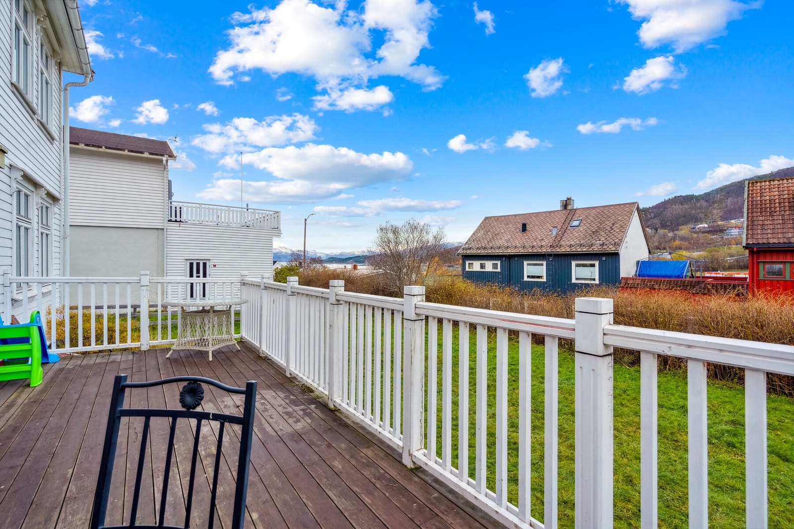 Romslig terrasse med gode solforhold Galleribilde