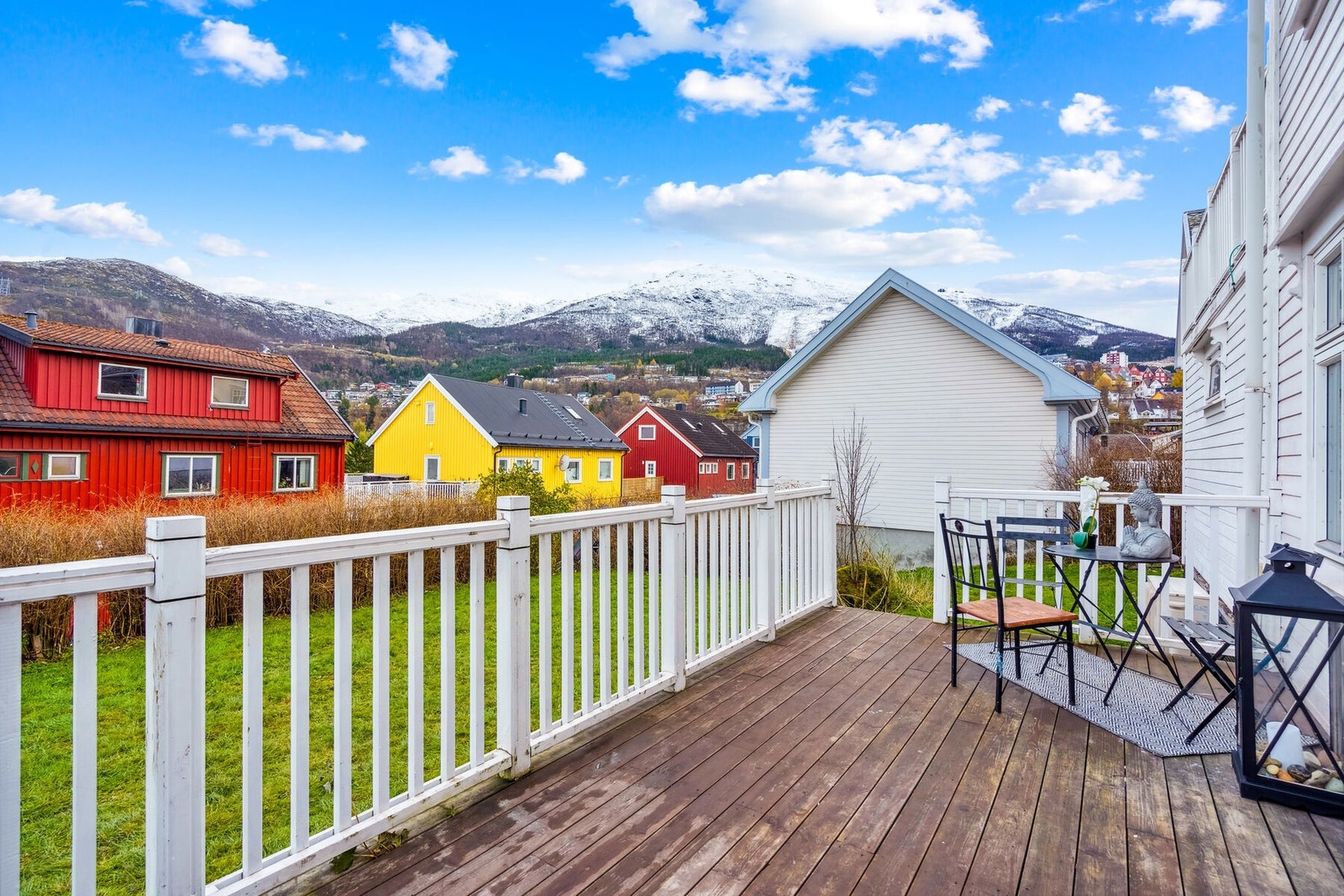 Stor terrasse med gode solforhold og fin utsikt Galleribilde