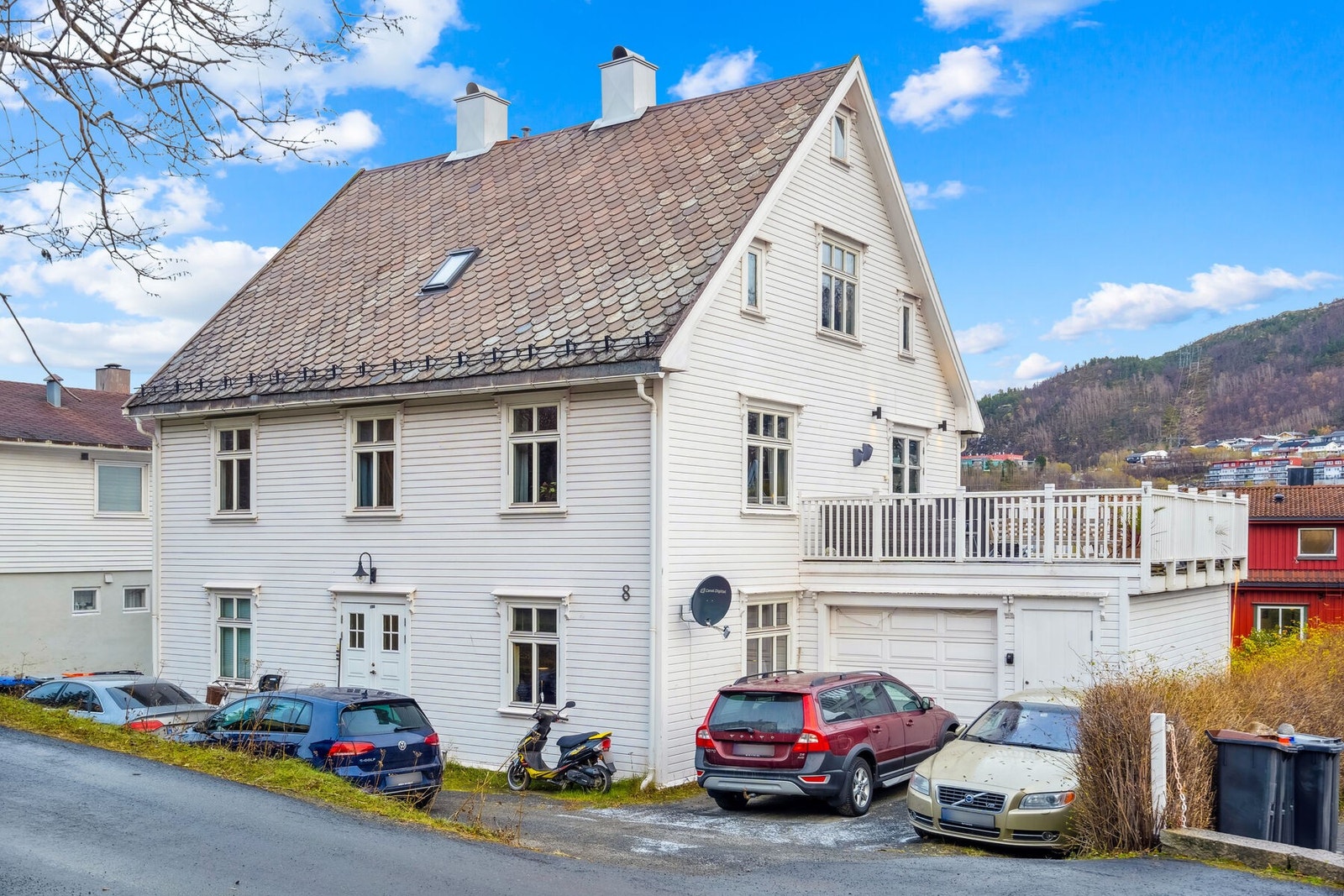 Leiligheten ligger i en ærverdig og klassisk bygning. Det er 3 seksjoner i sameiet. Seksjon nr. 1 ligger i 1.etg. Galleribilde