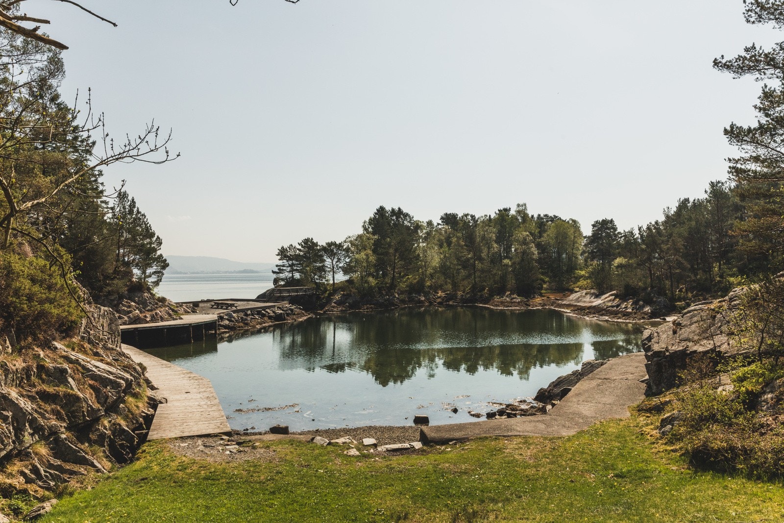 Pent opparbeidet med gangbroer, plen og benker. Galleribilde