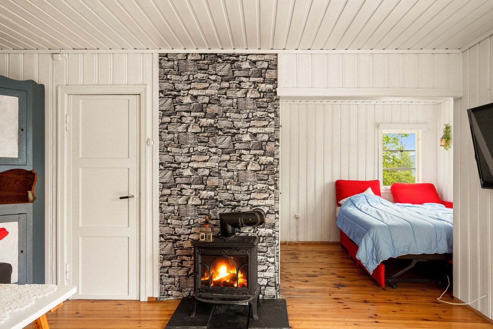 Eier har hatt en seng stående i stuen. Galleribilde