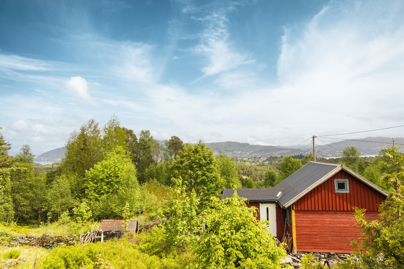 Hyttene ligger fint til med kort vei til flott natur, sjø og nødvendige fasiliteter en kort kjøretur unna. Galleribilde