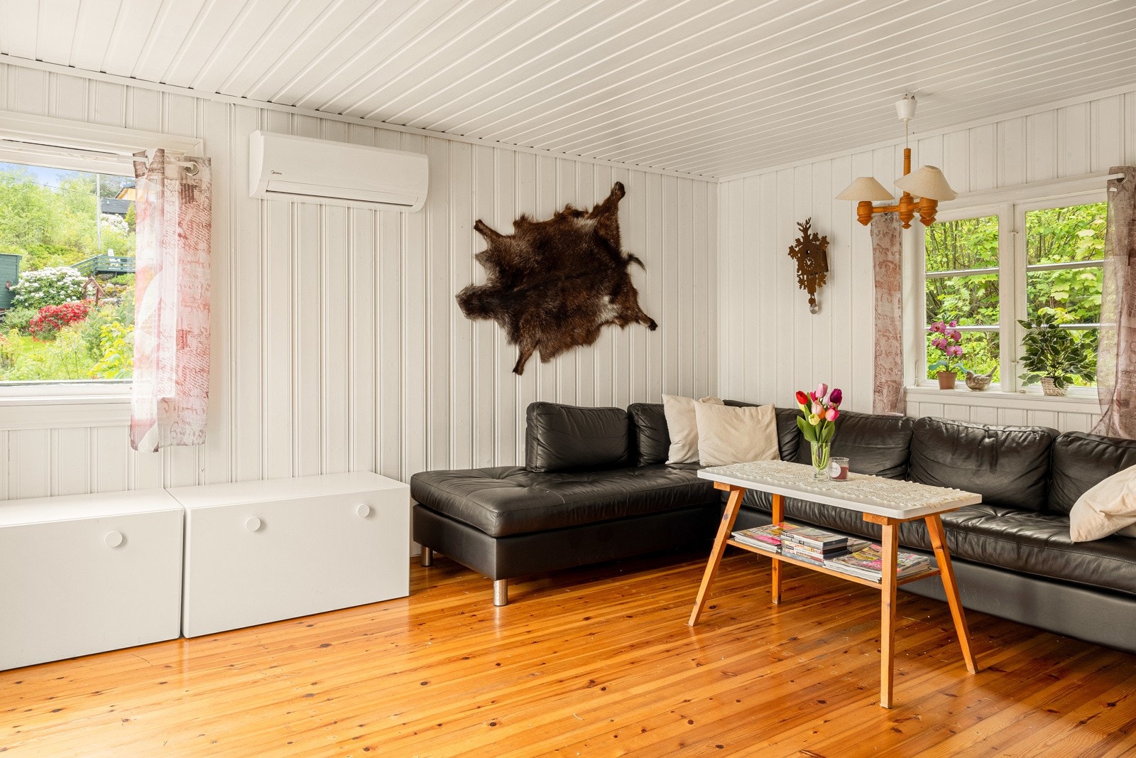 Heltre gulv og malte vegger. Galleribilde