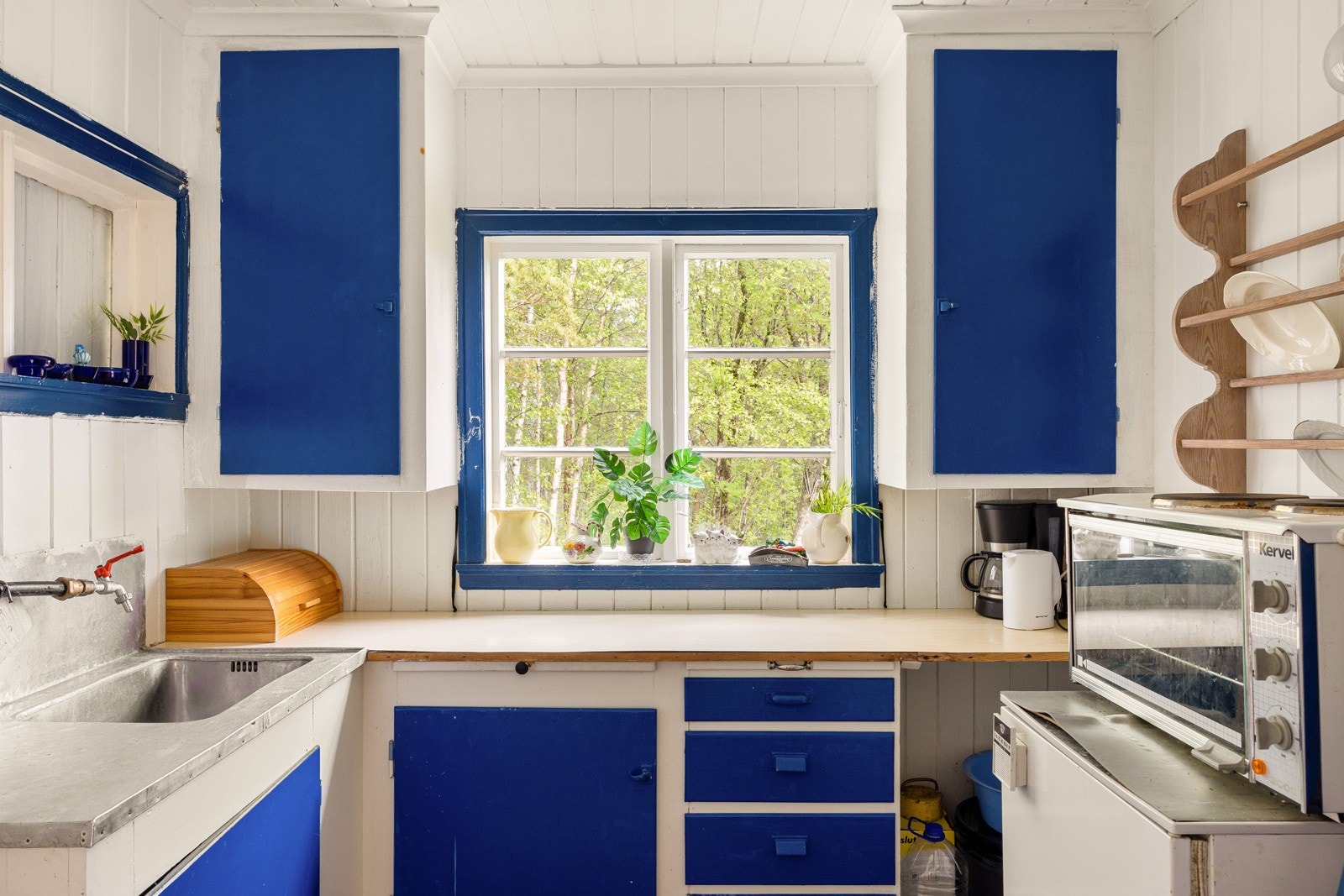 Hytten har ikke innlagt vann, men innlagt strøm. Galleribilde