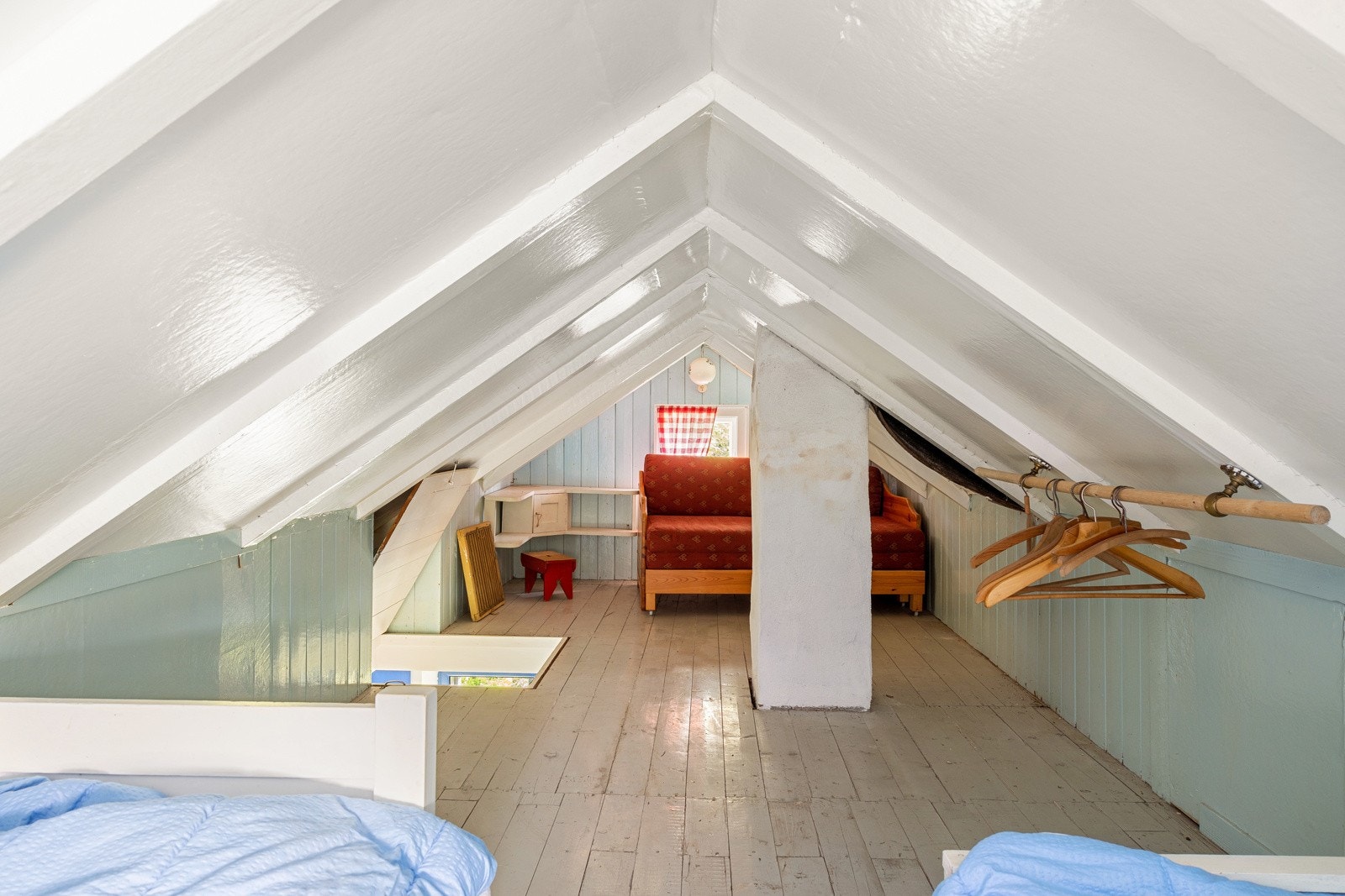 Loftet/hemsen er innredet med flere sengeplasser. Galleribilde