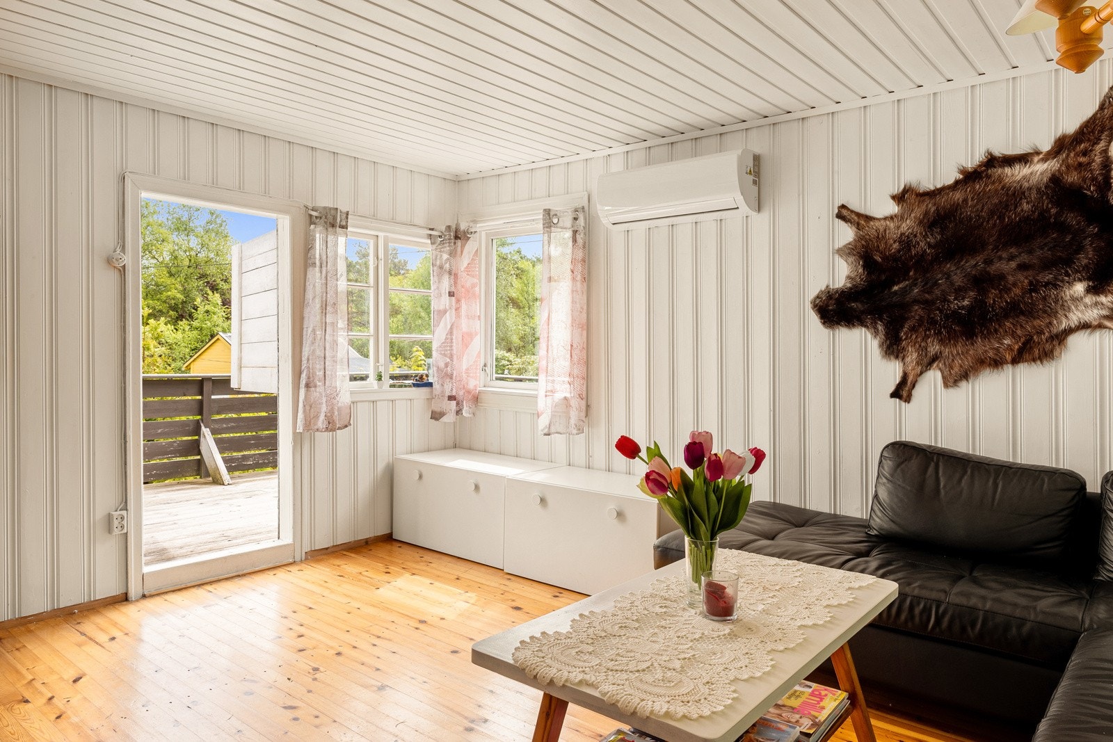 Lys og trivelig stue med vedovn og varmepumpe. Galleribilde