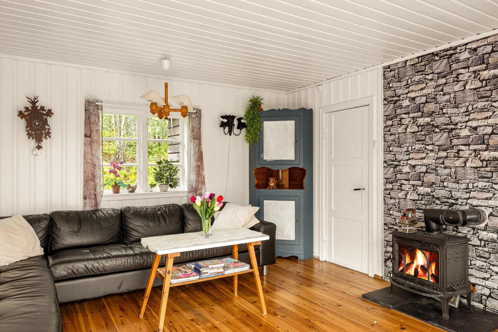 En koselig hytte i landlige omgivelser. Galleribilde