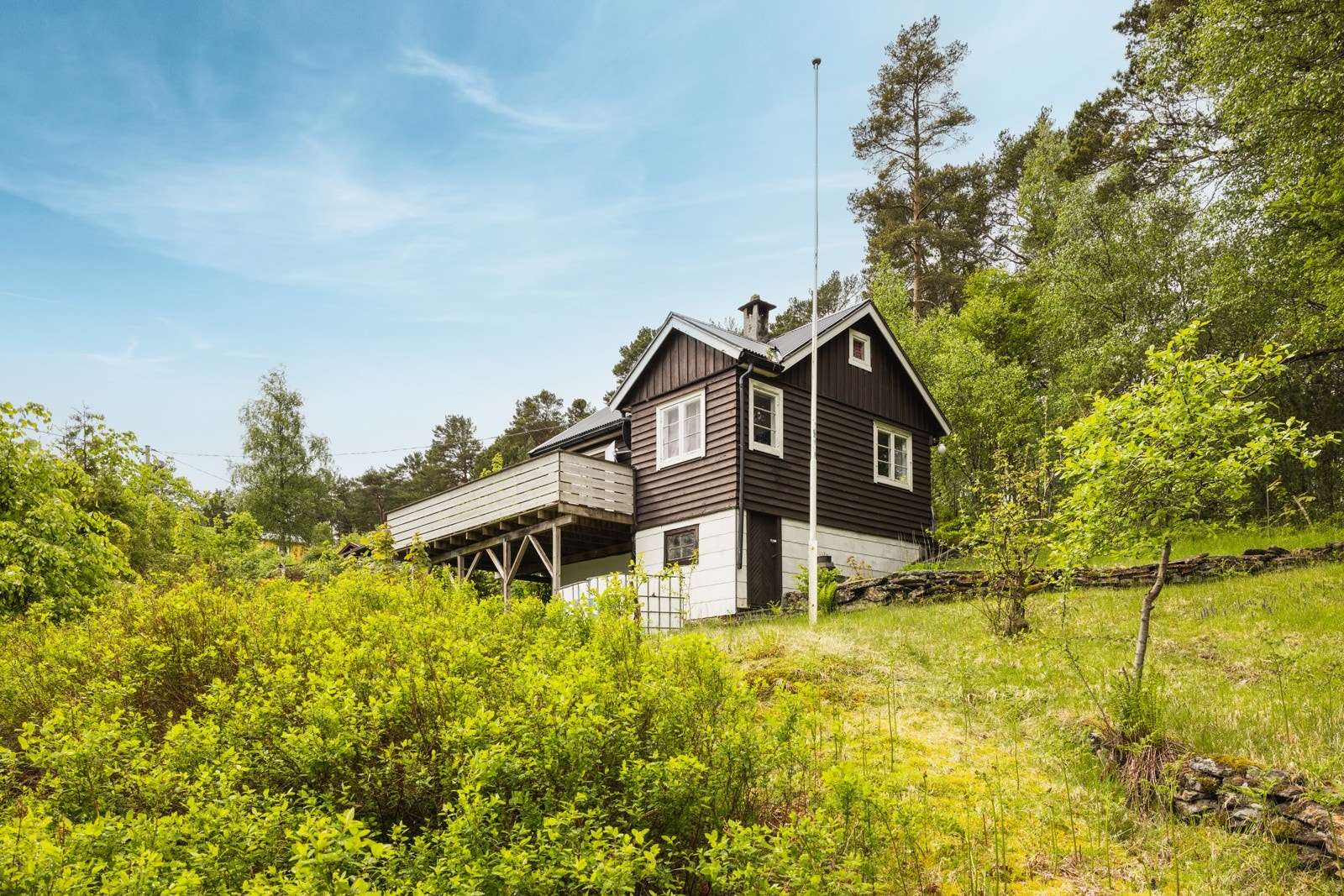 En tilbaketrukket eiendom med hyggelige hyttenaboer, stor hage og kort kjørevei til Kleppestø og Bergen sentrum. Galleribilde