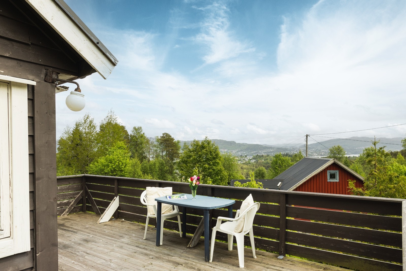 Fra altanen har man oversikt over tomten og kan følge med på barnas lek og morro. Galleribilde