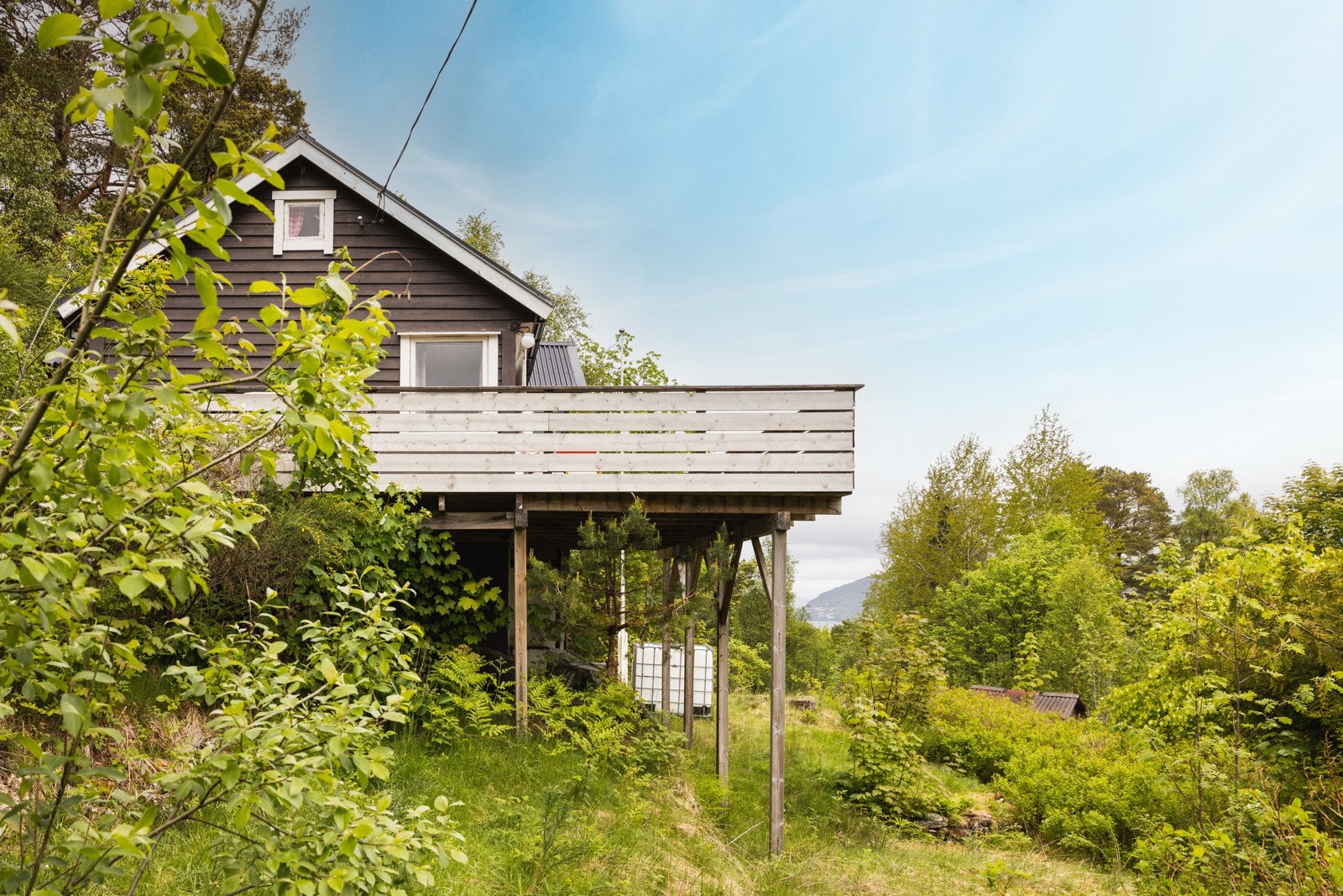 Hytten ligger i et lite hytteområde med 4 andre naboer. Galleribilde