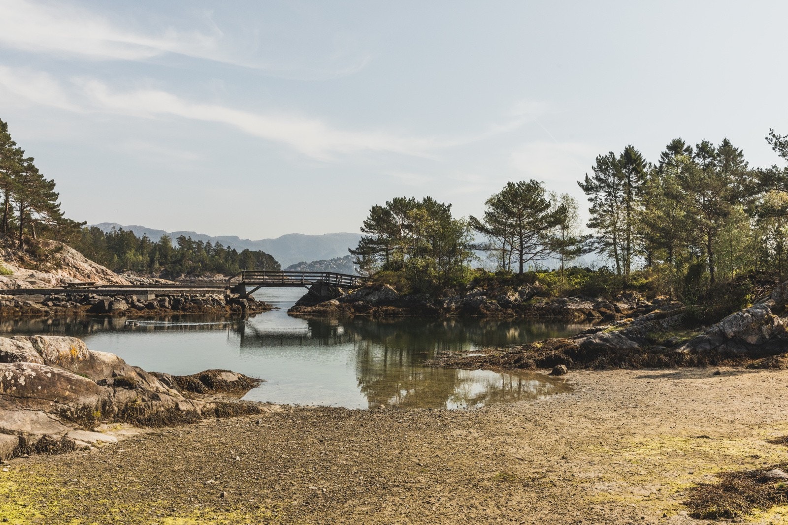 Barnevennlig badepoll. Stupebrett og fine svaberg. Galleribilde