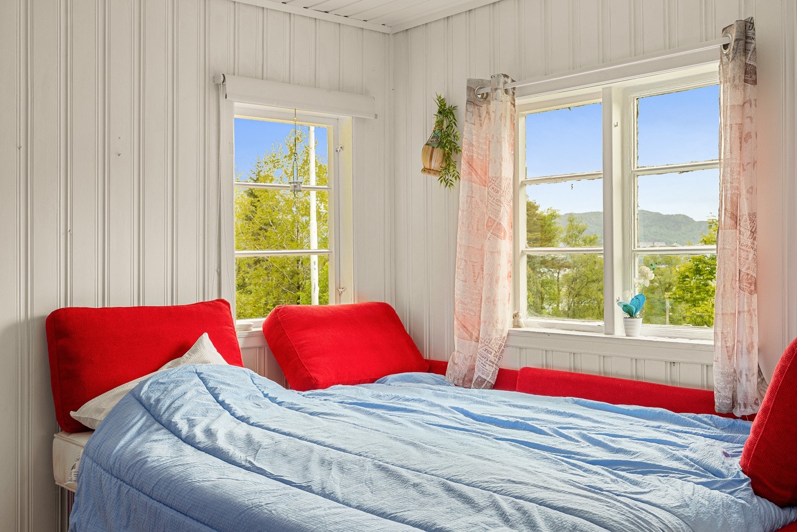 Fra sengen nede kan man nyte flott utsikt Galleribilde