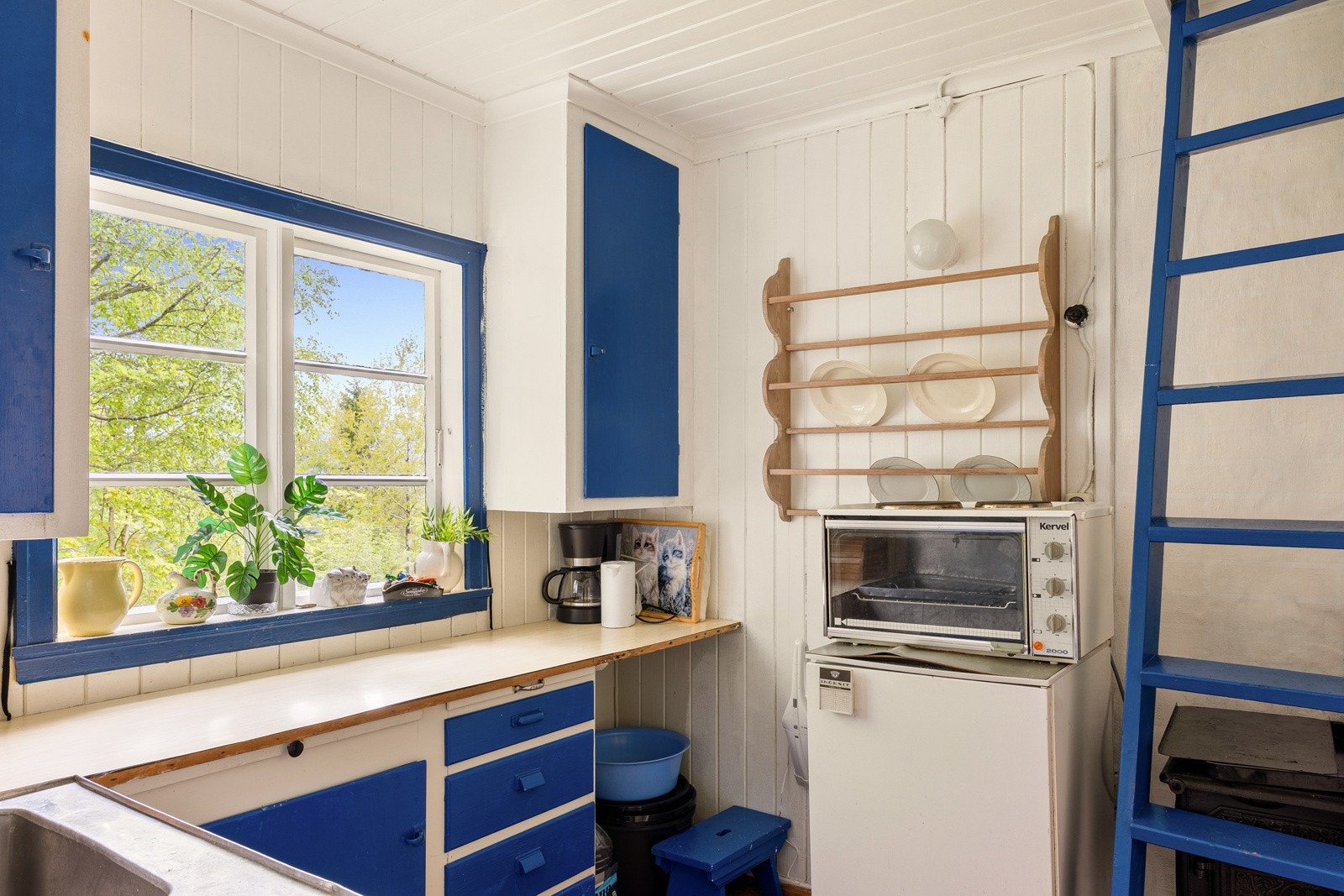 Original kjøkkeninnredning med enkel standard. Galleribilde