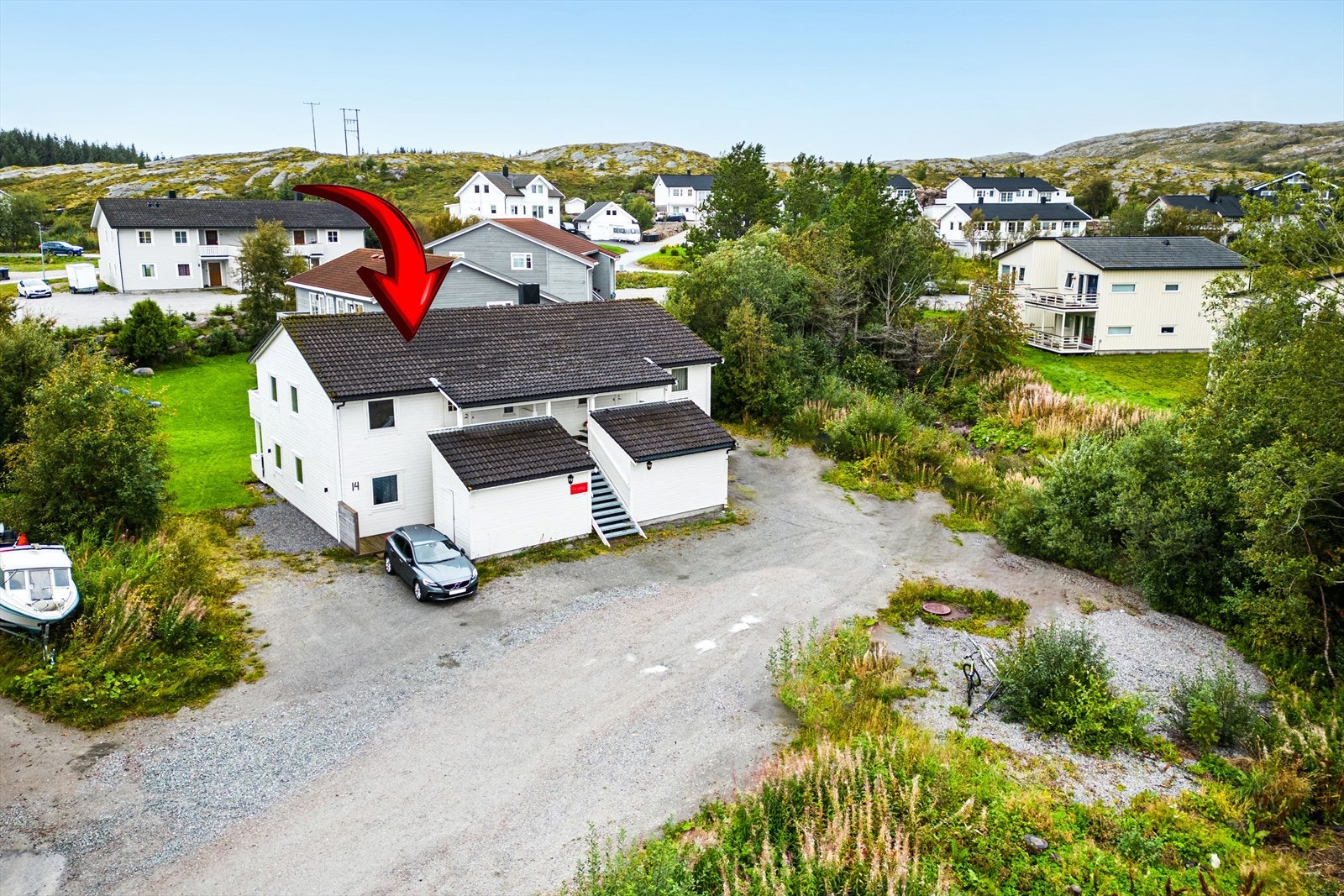 Biloppstillingsplass på fellesareal foran boligen. Galleribilde