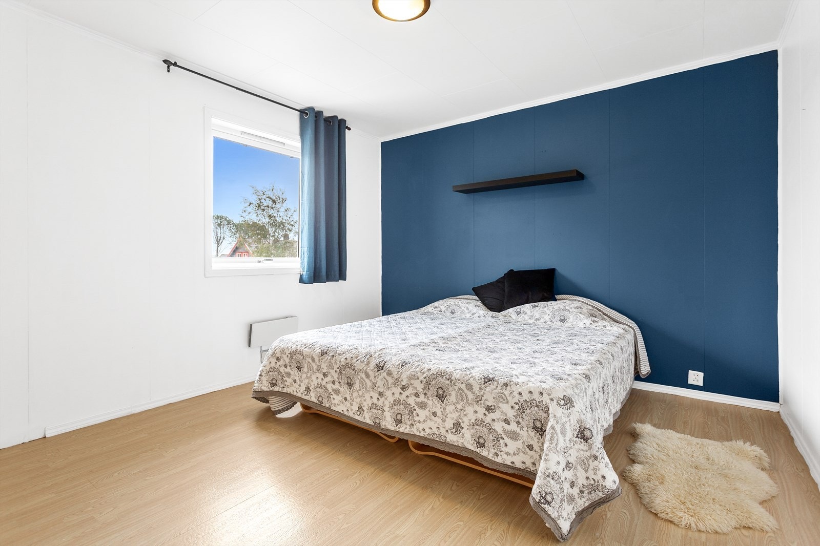 Leiligheten har 2 soverom og hovedsoverommet er av meget god størrelse. Det er god plass til å innrede med stor seng, nattbord, garderobeløsning og annet ønsket møblement. Galleribilde