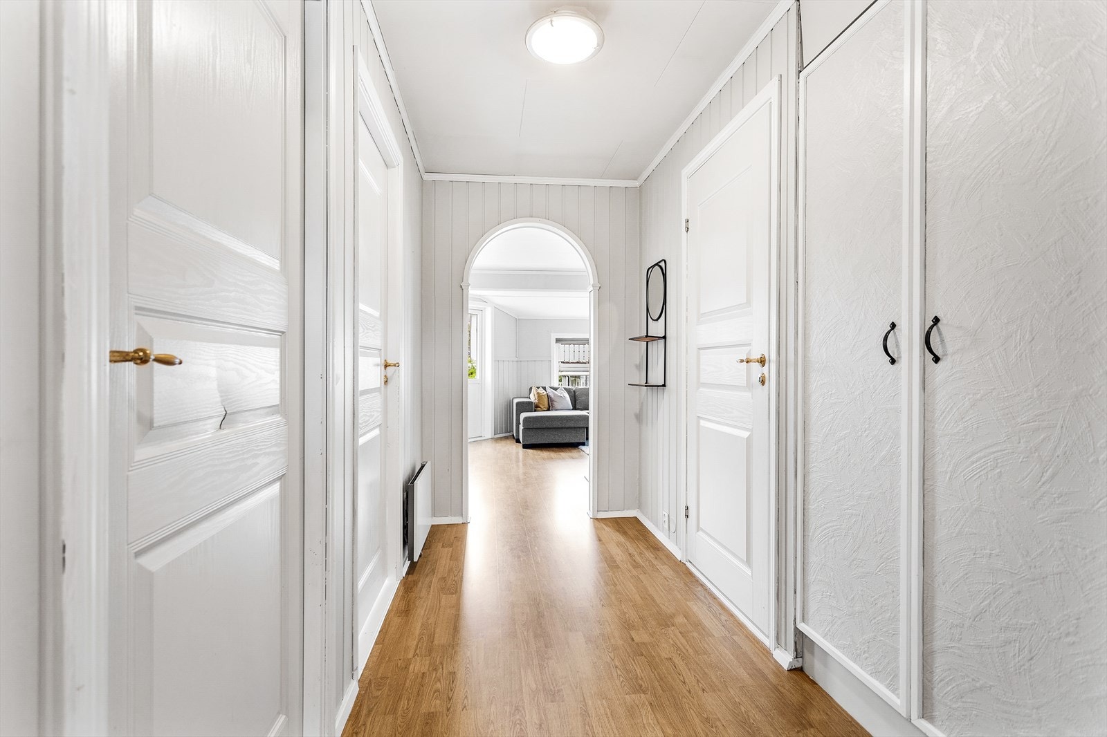 Gangen har innebygd garderobeskap med god plass til oppbevaring av yttertøy og sko. Galleribilde