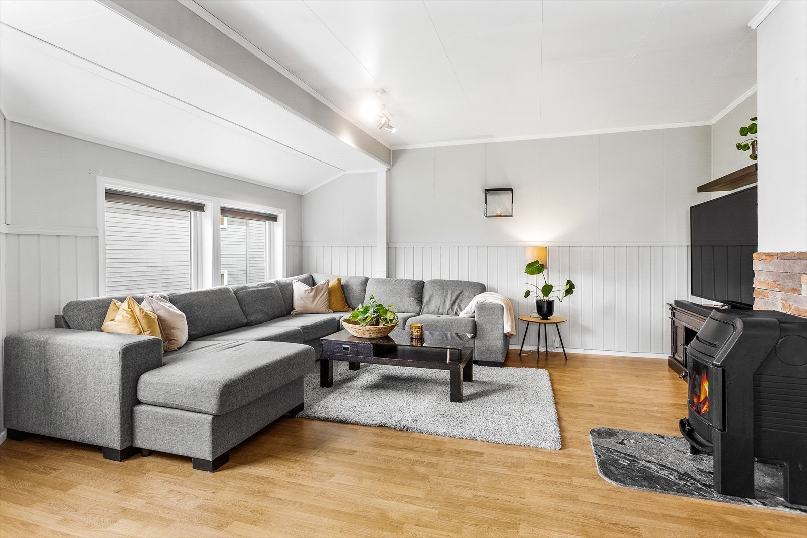 Det er god plass til å innrede med sofagruppe og spisegruppe. Galleribilde