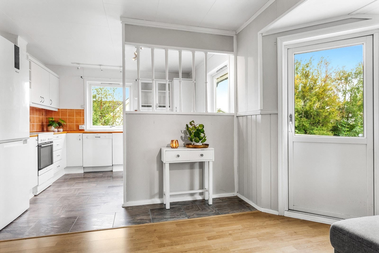 Store vindusflater gir rikelig med naturlig lysinnslipp. Galleribilde