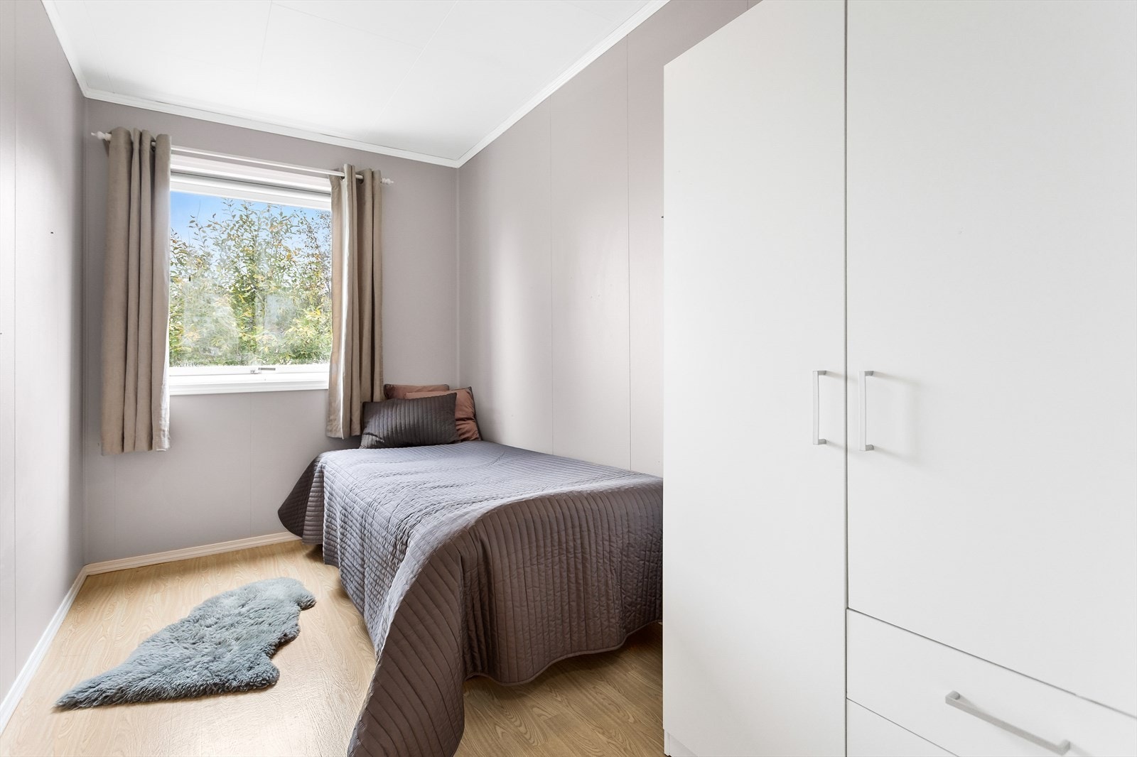 Soverom 2 er også av god størrelse med god plass til seng og gardeobeløsning. Galleribilde