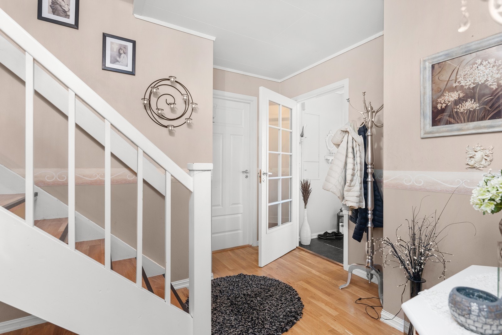 Mot vindfanget. Her er god plass til yttertøyet. Galleribilde