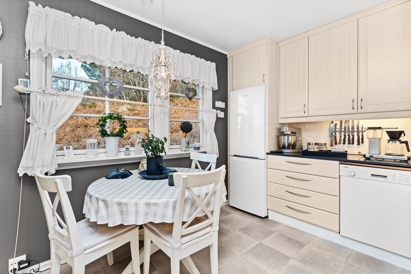 Kjøkkenet er i eget rom med plass til et lite spisebord. Galleribilde