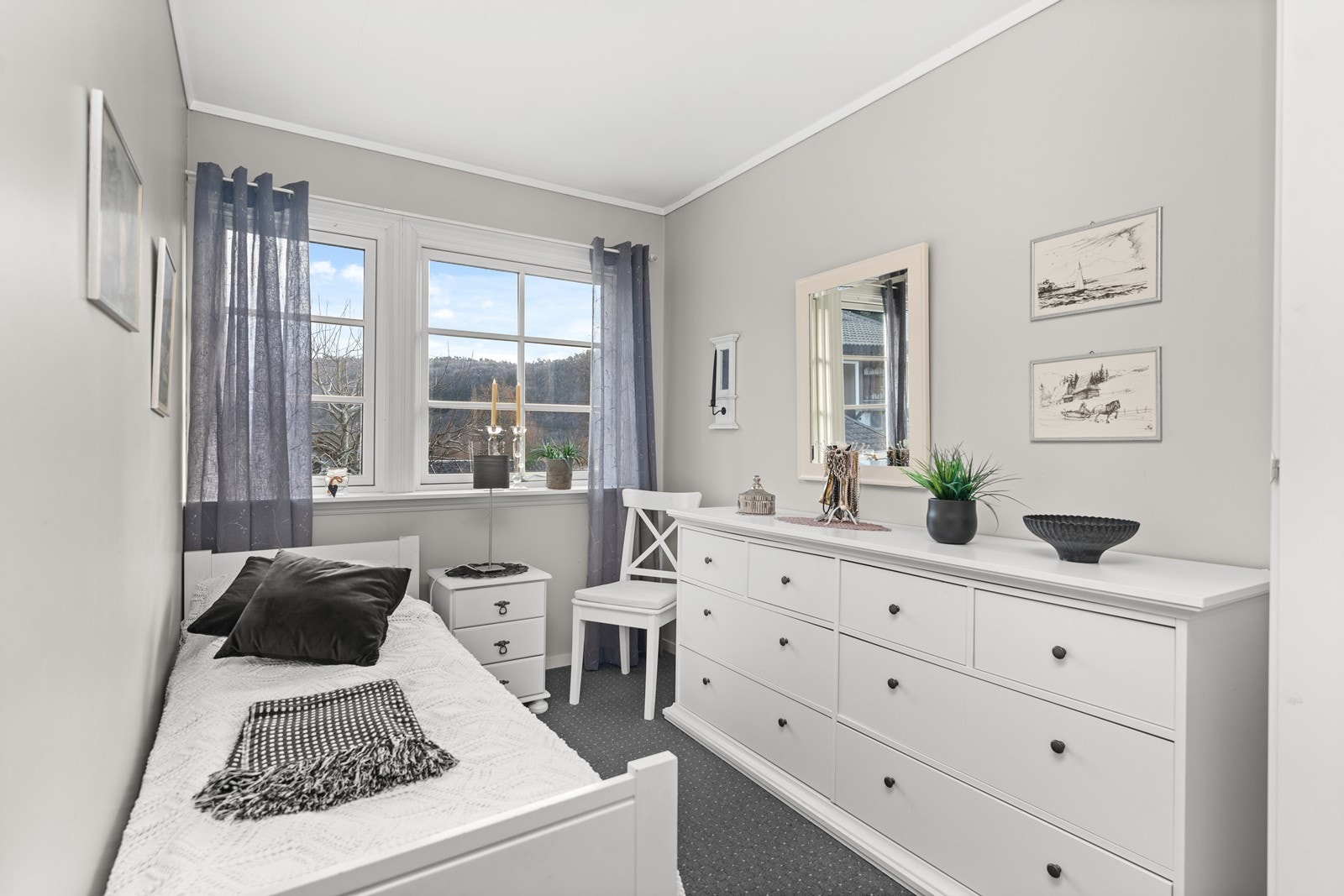 Det er to soverom i hovedetasjen, tre soverom totalt i hele boligen. Galleribilde