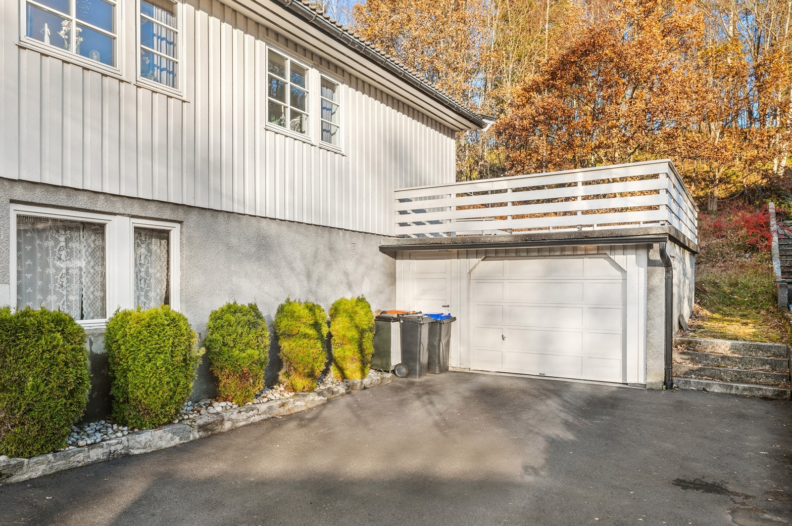 Asfaltert gårdsrom mot garasjen. Galleribilde