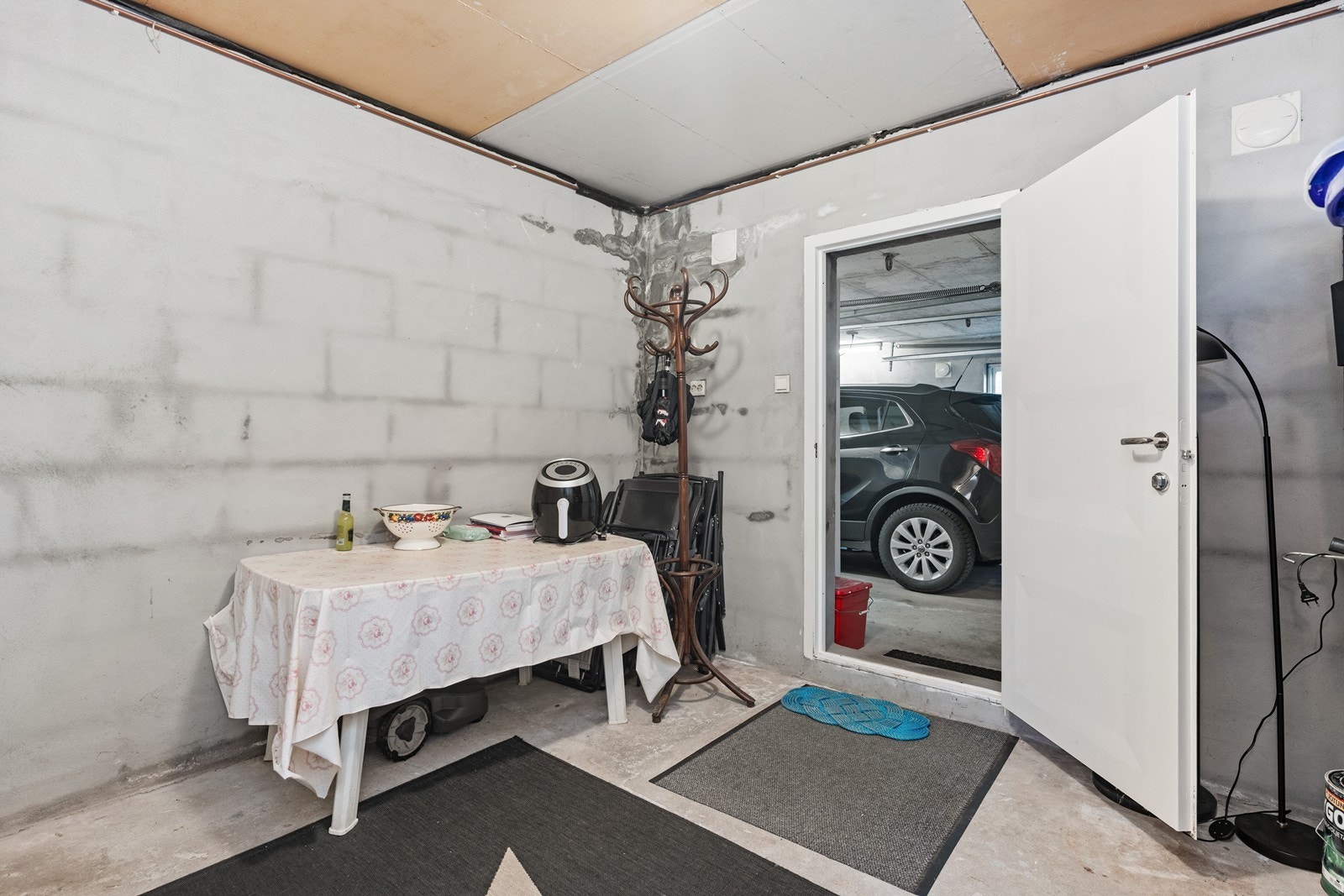 I første etasje er det bod og to store rom som er uinnredet, hvor det ene har direkte adkomst til garasje. Galleribilde