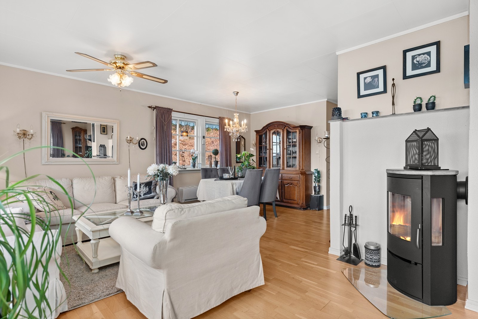 Her er plass sil flere sittegrupper og spisebord. Galleribilde