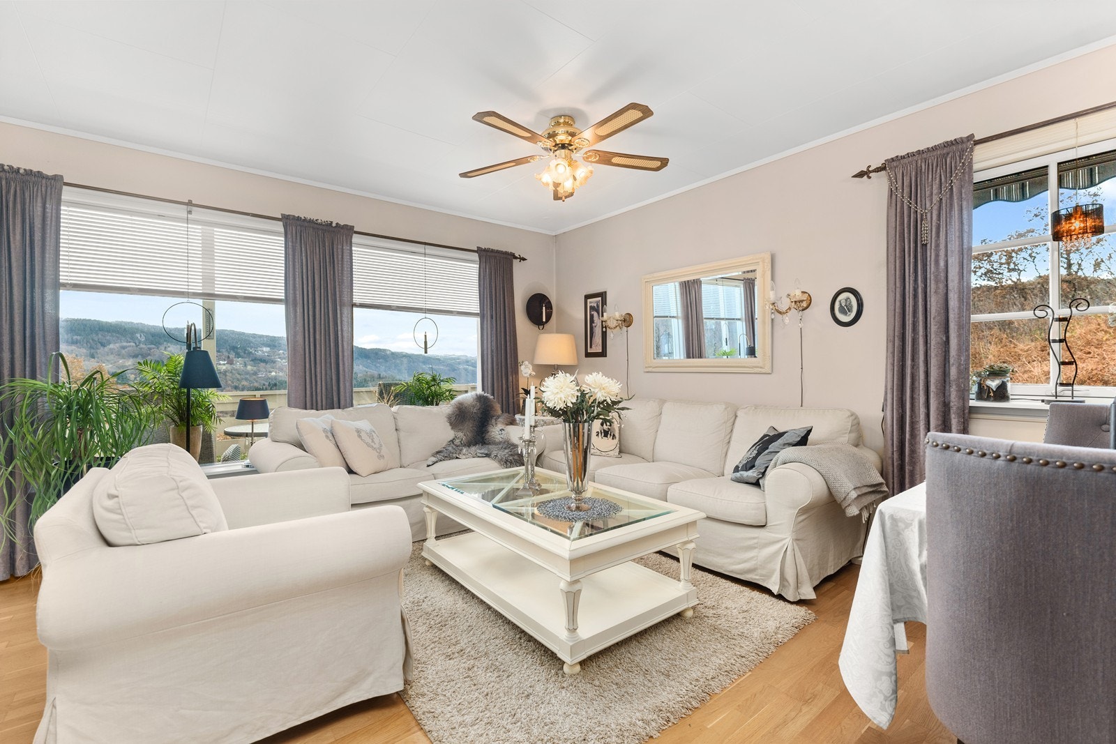 Her er vedovn og utgang til veranda. Galleribilde