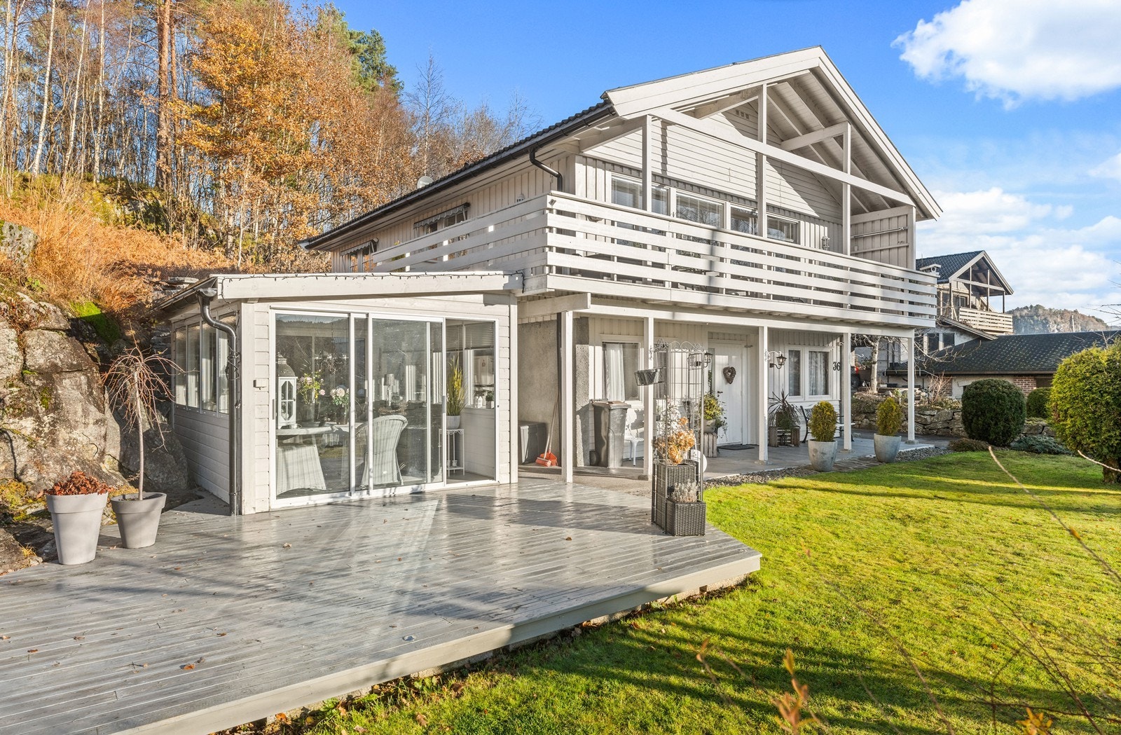 Pent opparbeidet uteområde med innglasset sommerstue og terrasse. Galleribilde