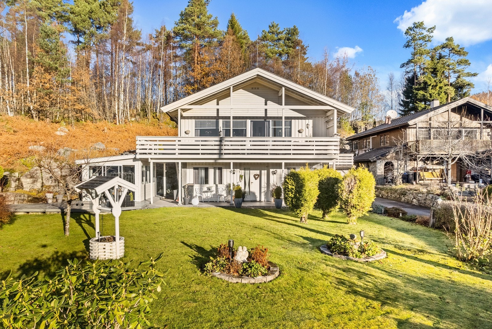 Stor, flat pelen med beplantning. Galleribilde