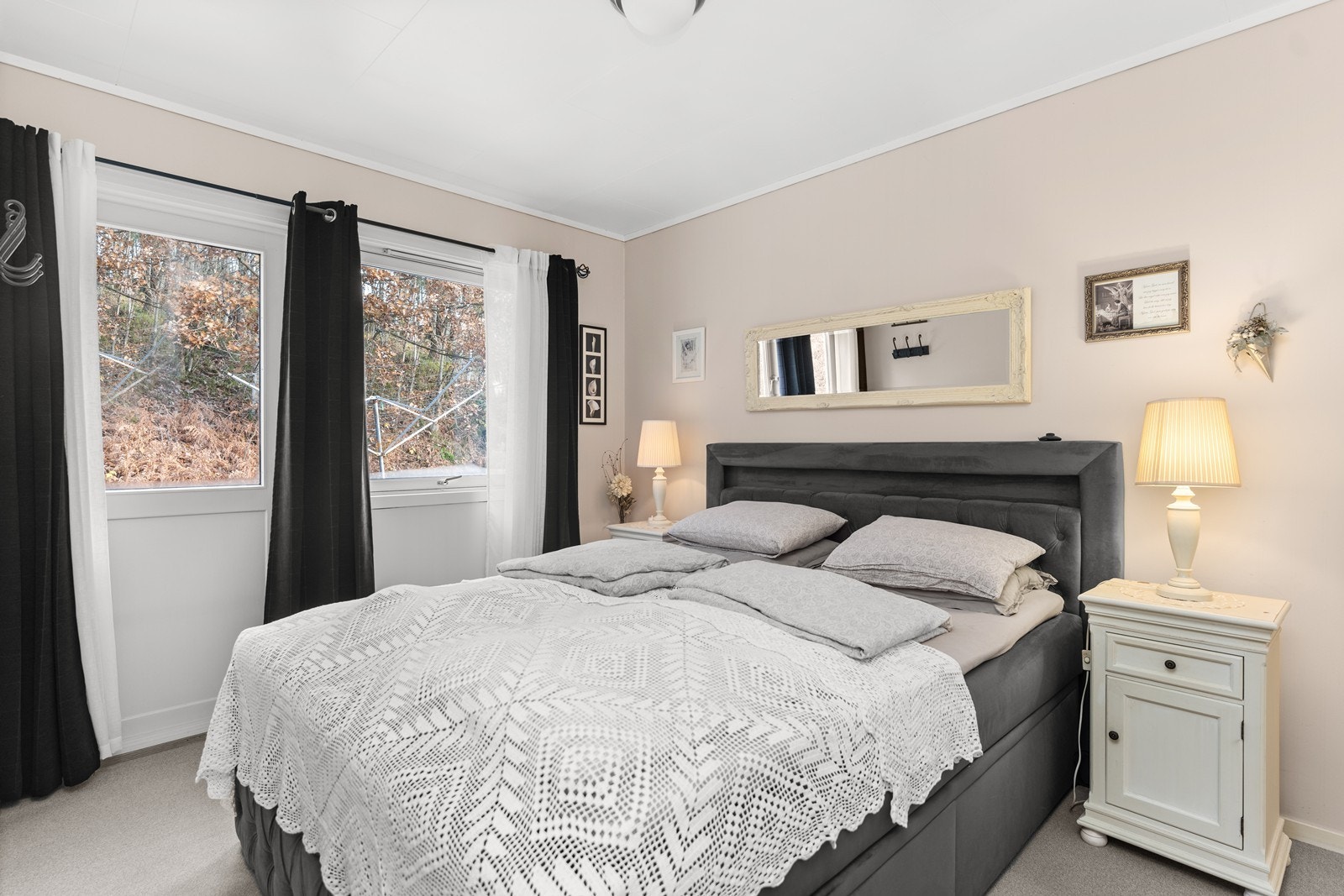 Stort hovedsoverom med utgang til til terrasse. Galleribilde