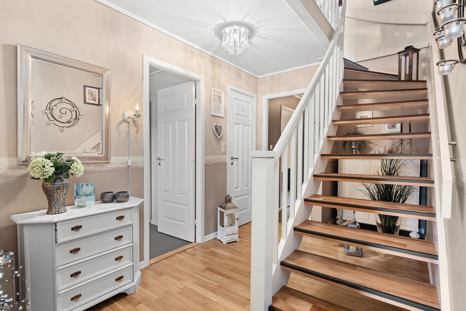 Gang med trapp til hovedetasjen. Galleribilde