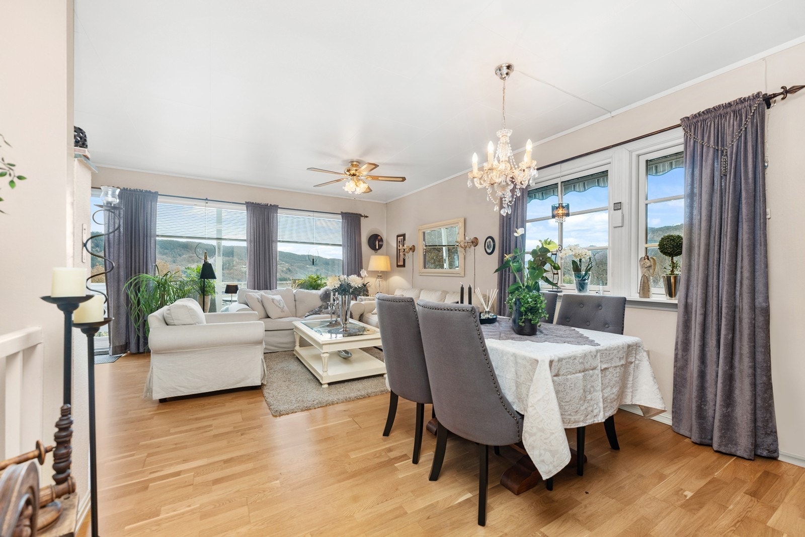 Her er lys og luftig stue med god størrelse Galleribilde