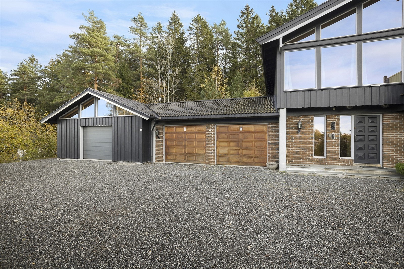 To garasjer på henholdsvis 38 kvm og 51 kvm (3 garasjeplasser). Gjennomgang fra boligen til garasje. Galleribilde