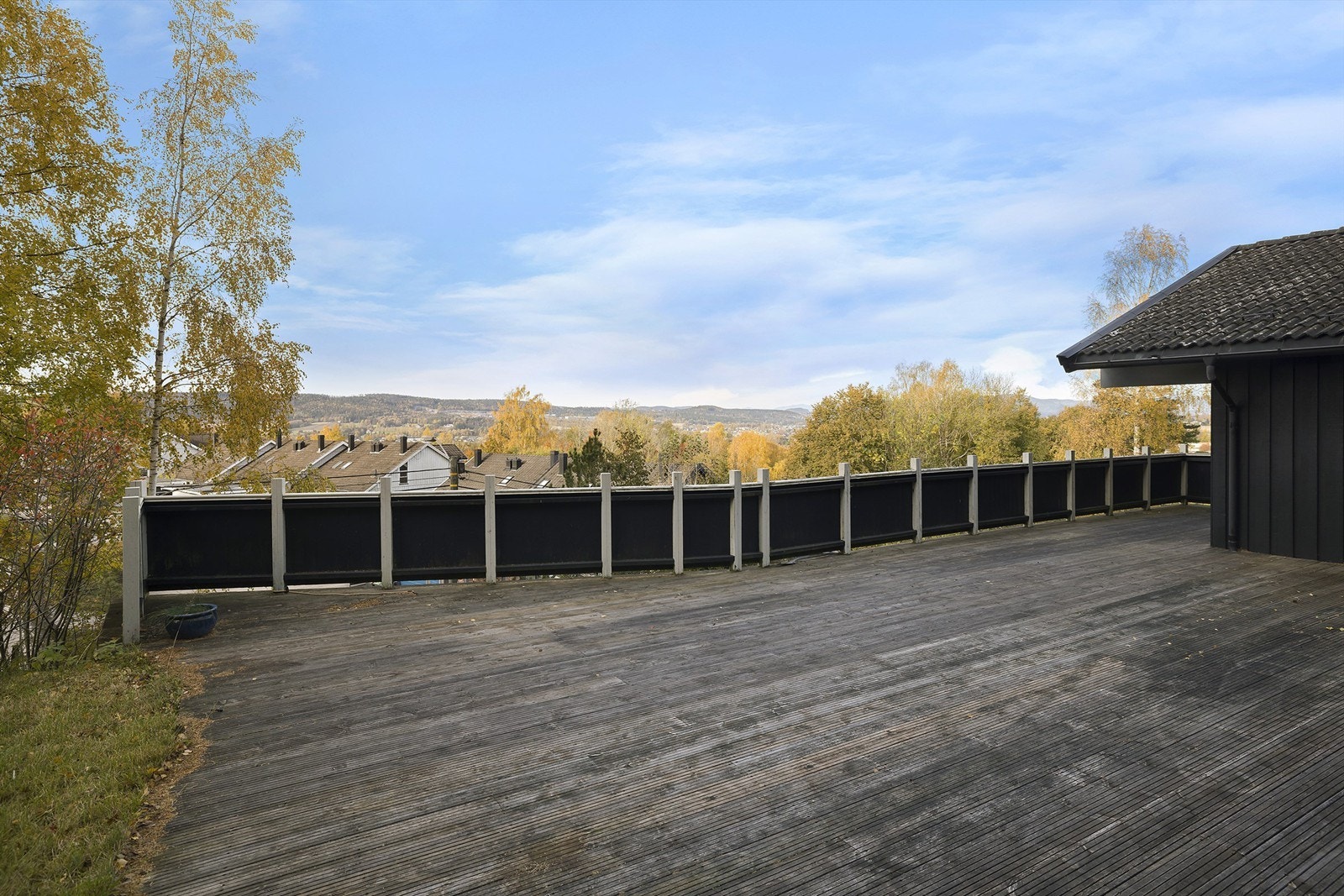 Stor og vestvendt terrasse på ca 90 kvm. Galleribilde