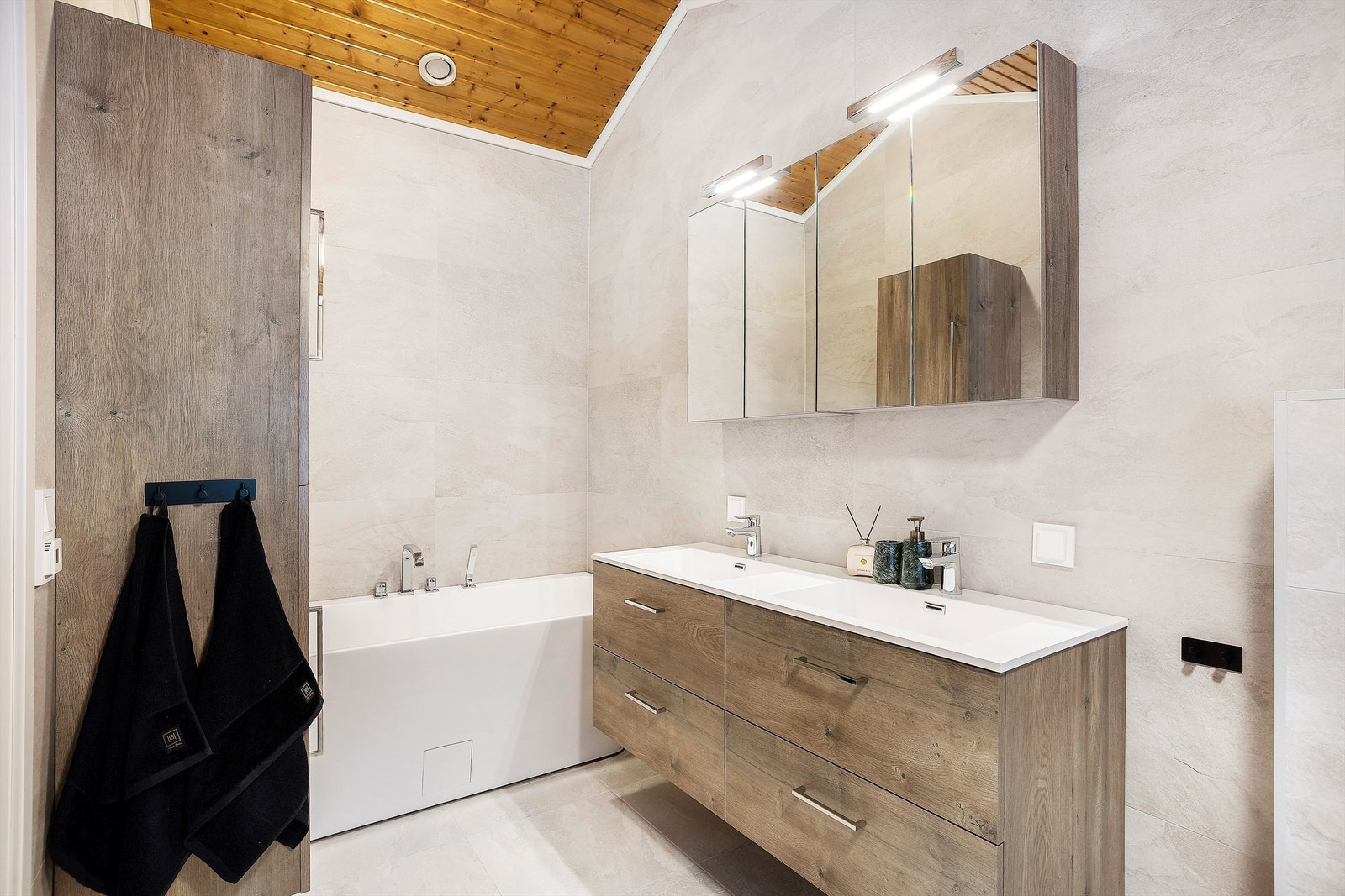 Badet i 1.etg. har badekar og dusjnisje. Galleribilde