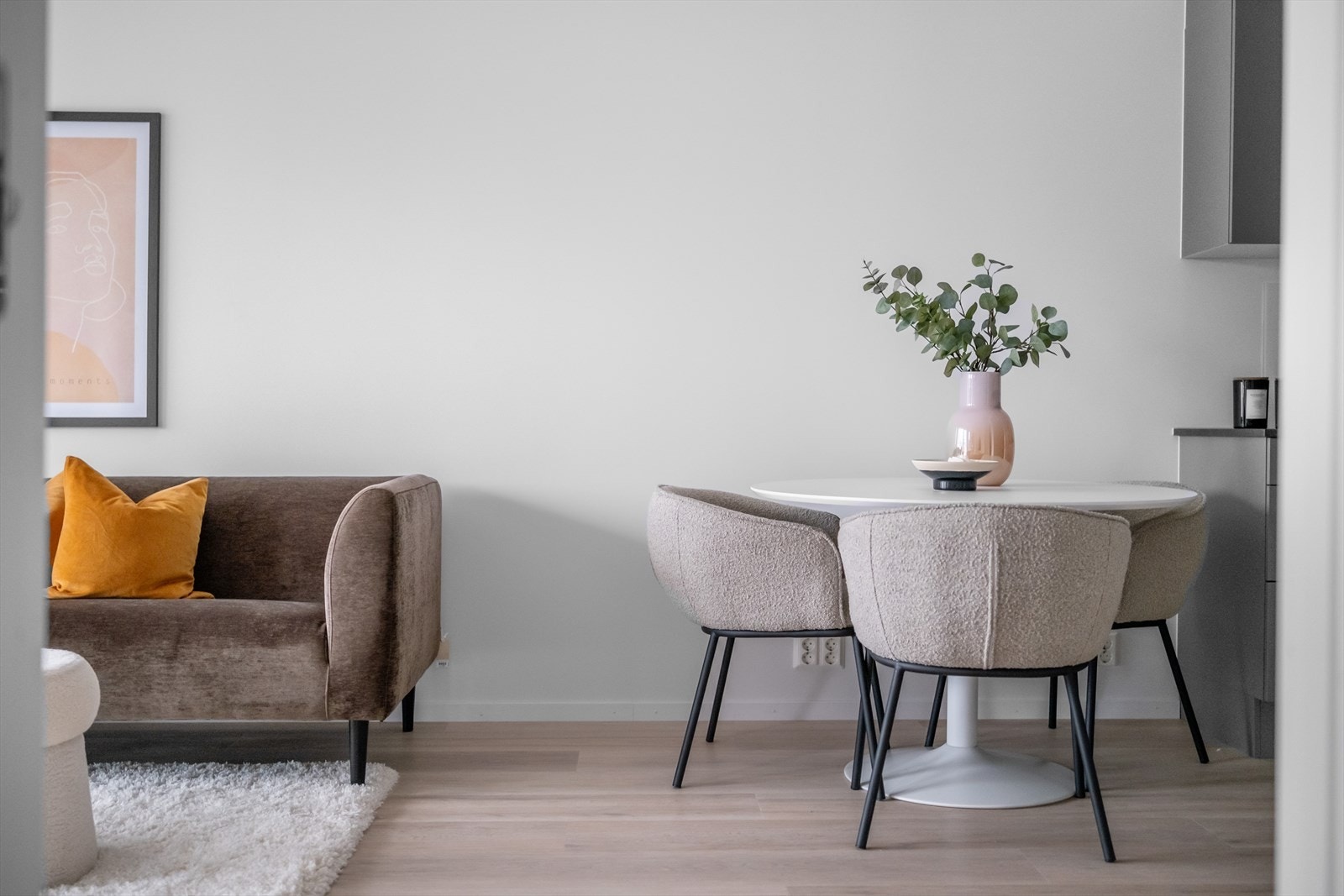 Plass til spisegruppe i stuen hvor det er hyggelig å samle venner og familie til godt måltid. Galleribilde