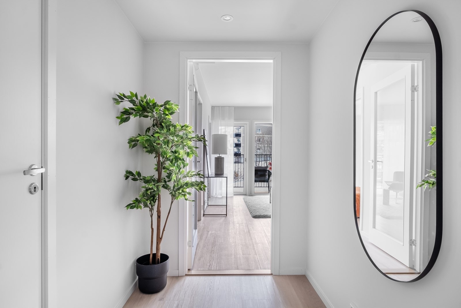 Velkommen inn! Gang med god plass til yttertøy og sko. Galleribilde