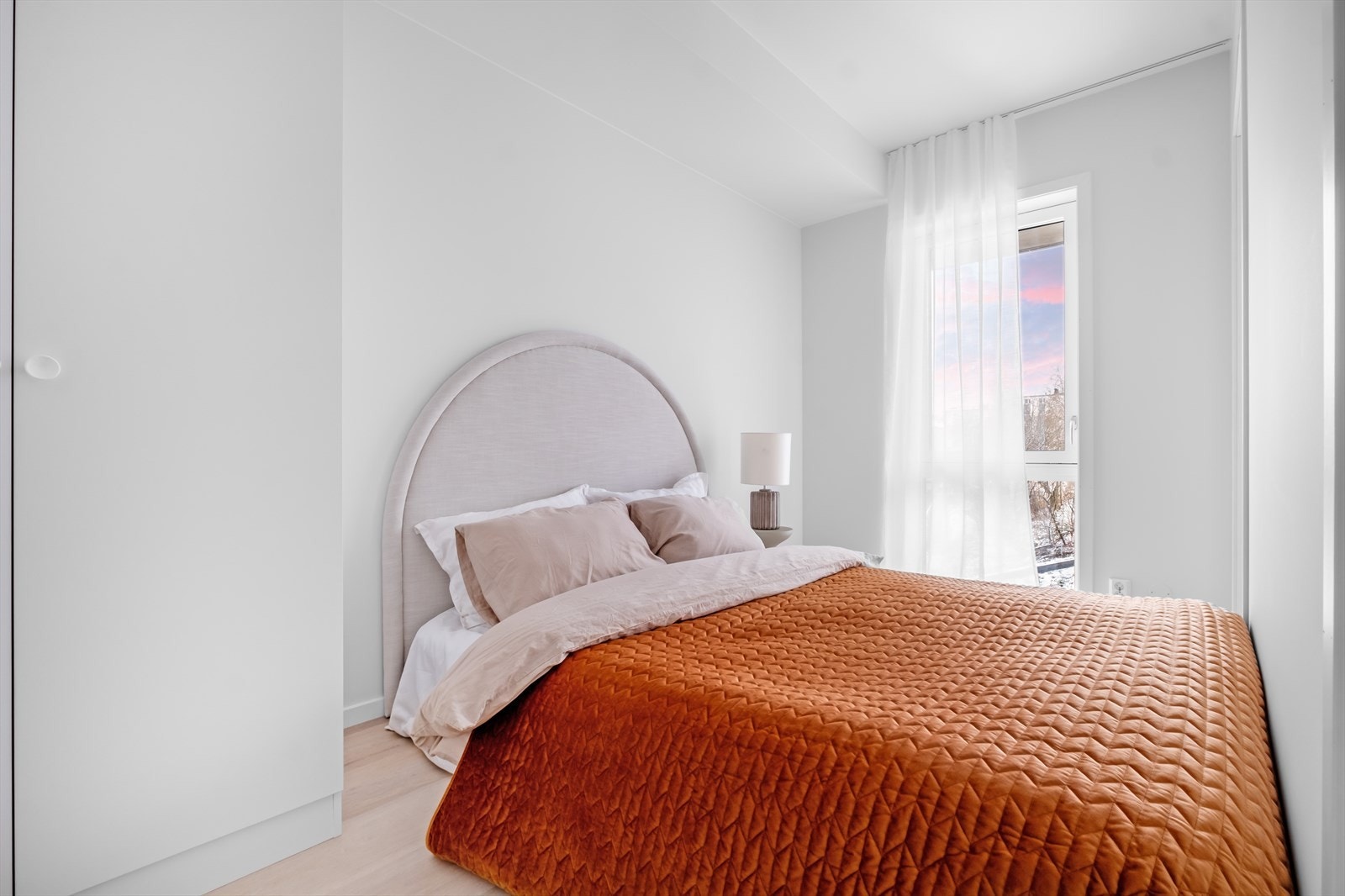 Soverom er av god størrelse med god plass til dobbeltseng. Galleribilde