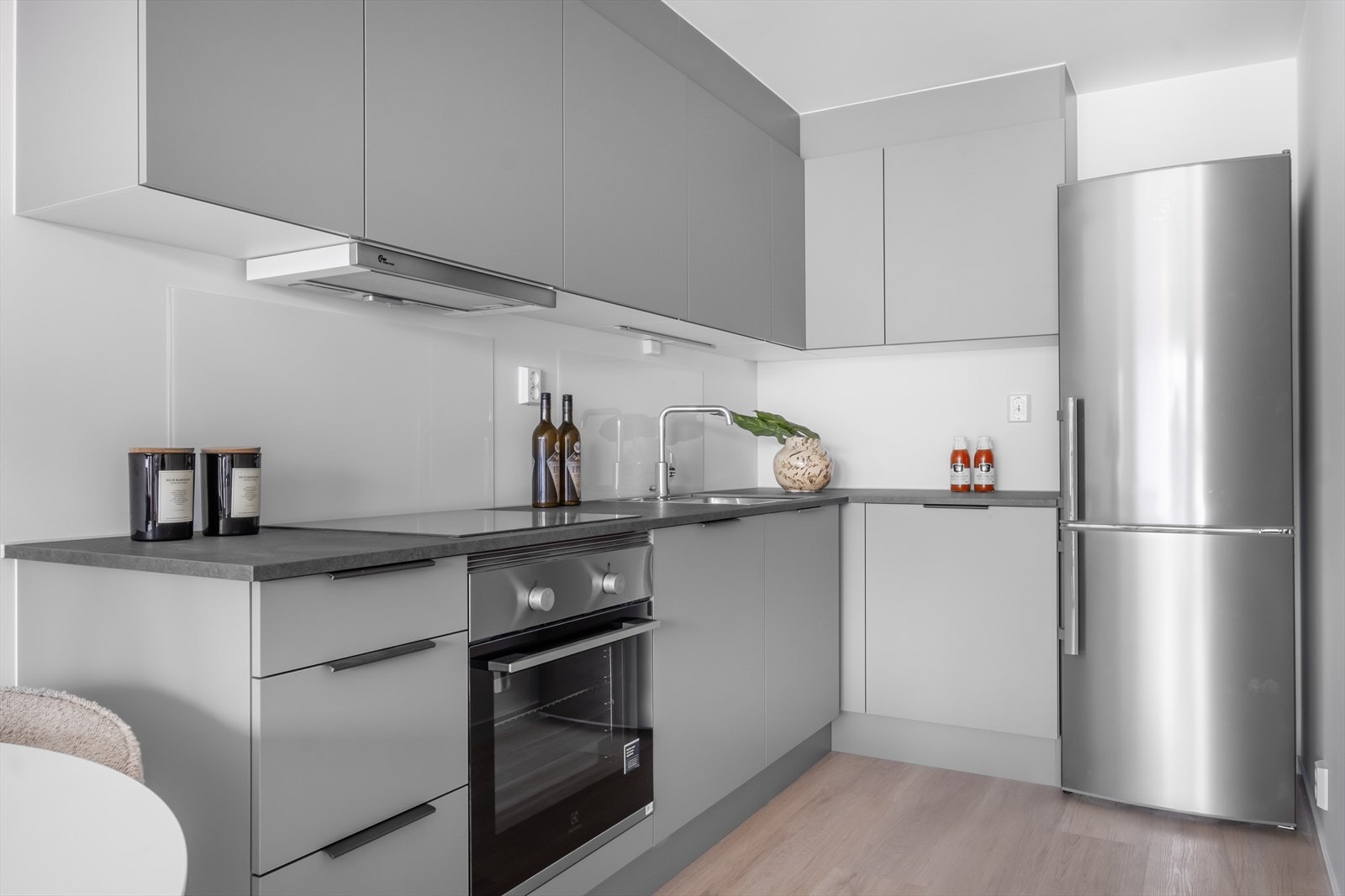 Delikat innredning fra HTH med slette moderne fronter for et stilfullt inntrykk. Galleribilde