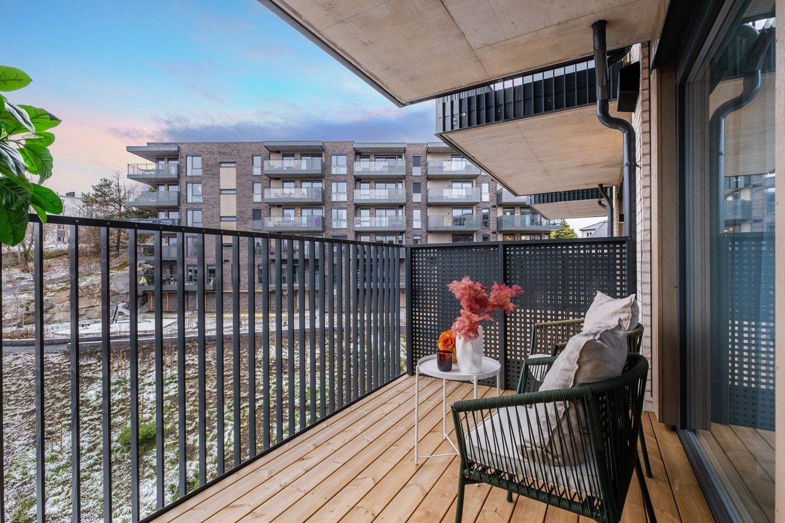 Hyggelig balkong som enkelt kan møbleres med diverse utemøblement. Galleribilde