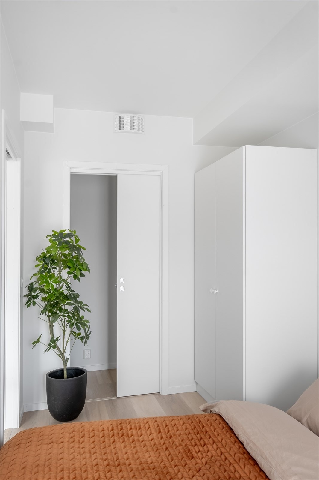 Soverommet har gode oppbevaringsmuligheter. Bod kan brukes som walk-in closet. Galleribilde