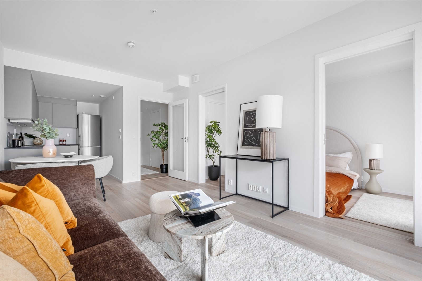 Stuen har god plass til sofa og tilhørende møblement. Galleribilde