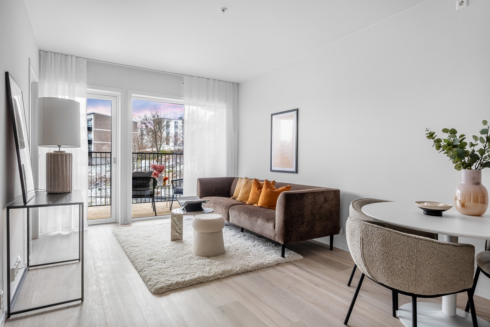 Moderne åpen stue-/kjøkkenløsning gir boligen en sosial atmosfære. Galleribilde